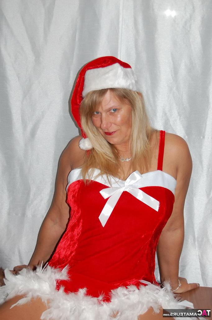 20P La blonde amateur Sweet Susi joue avec son vagin rasé lors d'une séance photo sur le thème de Noël.