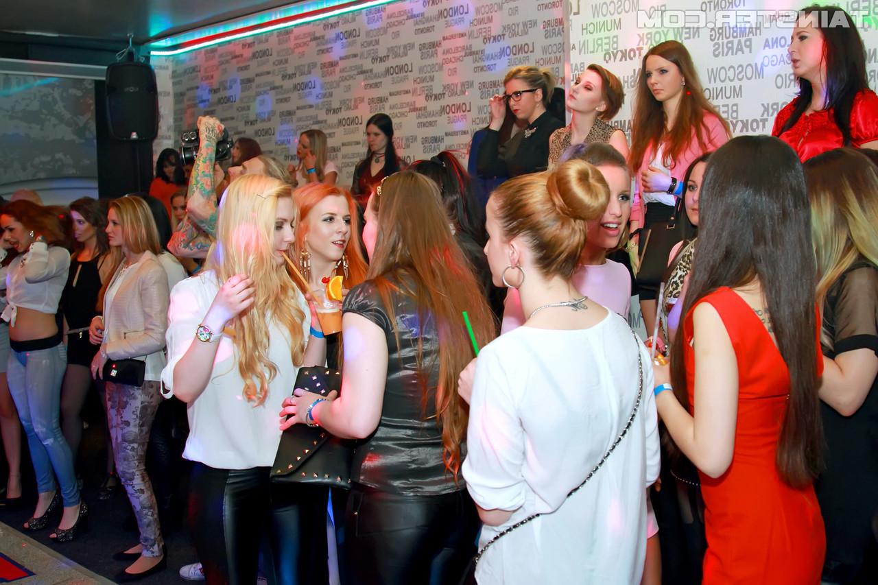 15P Des filles sexy en jeans et en mini-robes exhibant leurs fesses chaudes lors d'une soirée interracial du CFNM.
