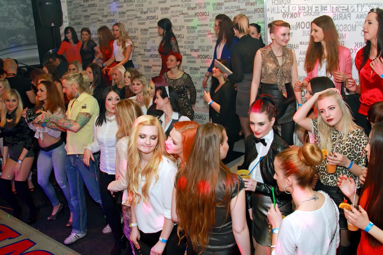 15P Des filles sexy en jeans et en mini-robes exhibant leurs fesses chaudes lors d'une soirée interracial du CFNM.