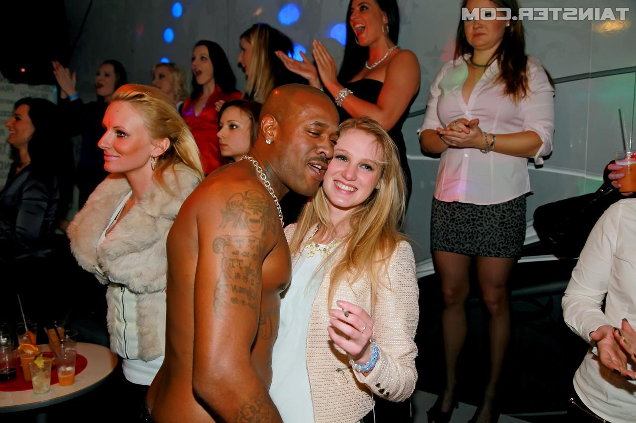 15P Des filles sexy en jeans et en mini-robes exhibant leurs fesses chaudes lors d'une soirée interracial du CFNM.