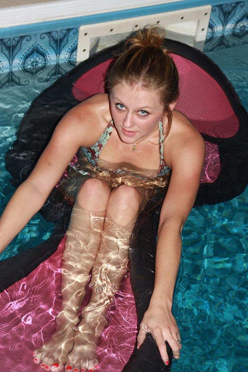 20P La esbelta joven amateur Sapphire Flower posando en su sexy bikini al aire libre