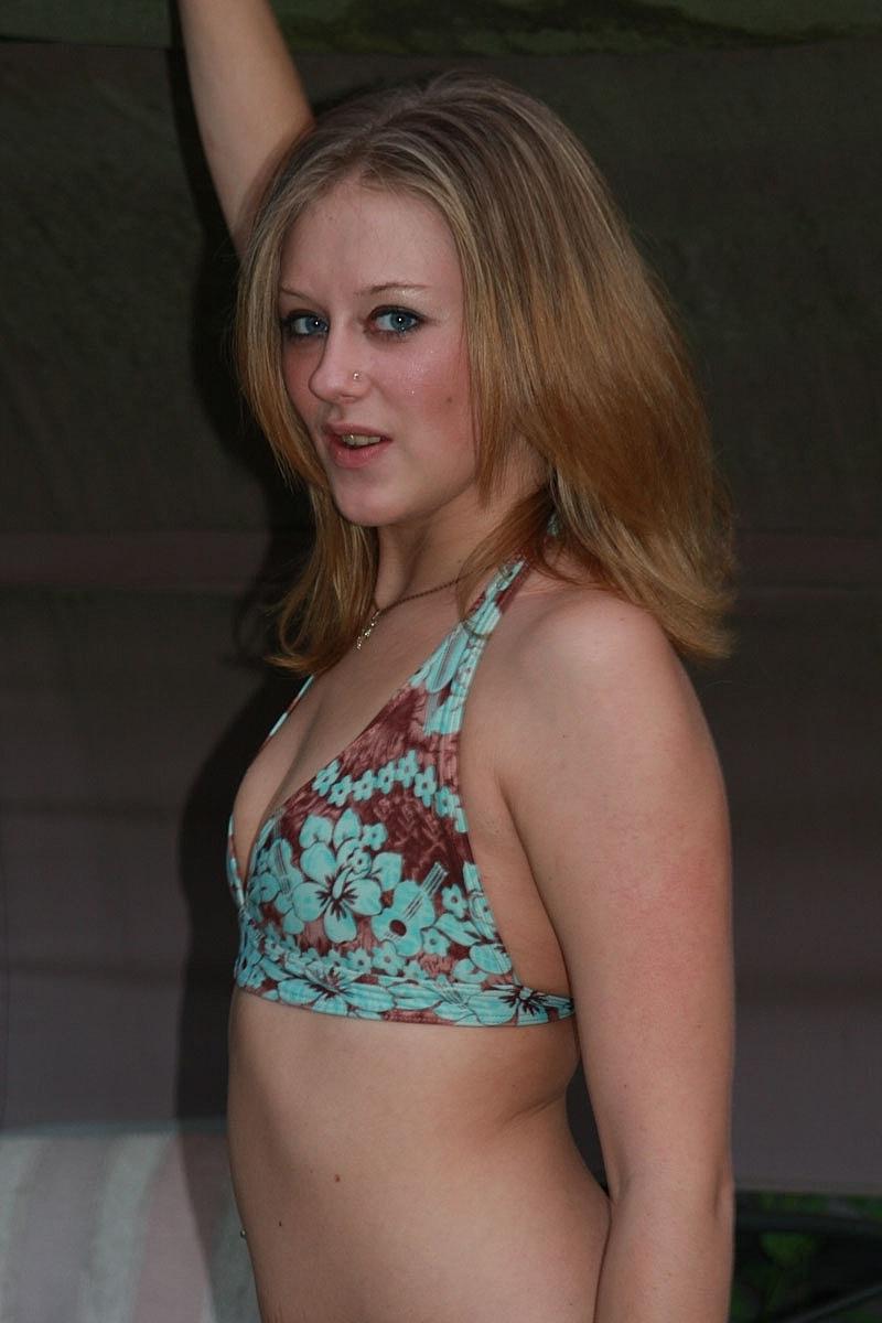 20P La esbelta joven amateur Sapphire Flower posando en su sexy bikini al aire libre
