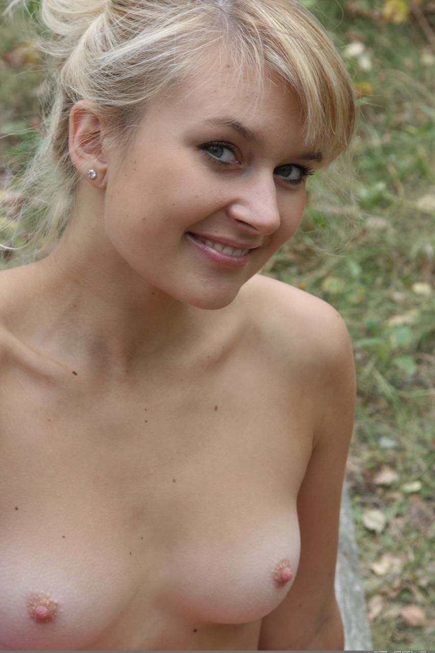 20P A adolescente loira sexy Katar exibe seu grande saque e posa em um parque