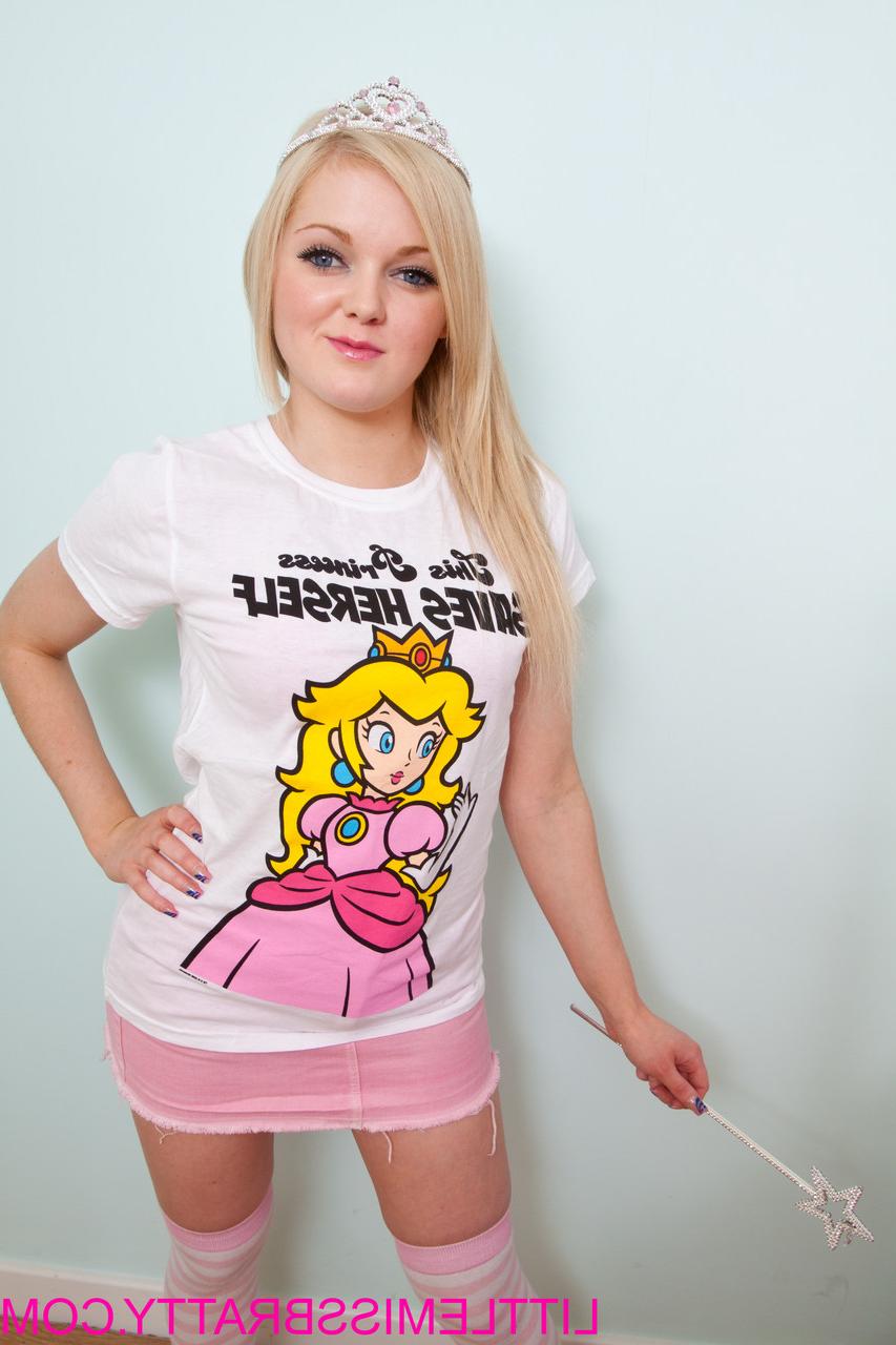 20P La lujuriosa princesa Bratty se desnuda hasta quedar en calcetines y muestra sus pequeñas tetas y su gran culo