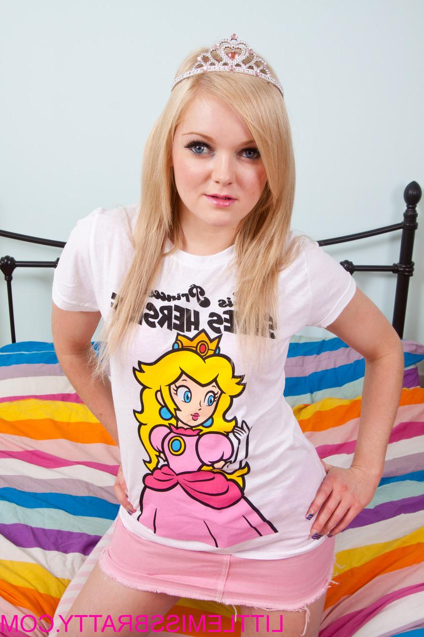 20P La lujuriosa princesa Bratty se desnuda hasta quedar en calcetines y muestra sus pequeñas tetas y su gran culo
