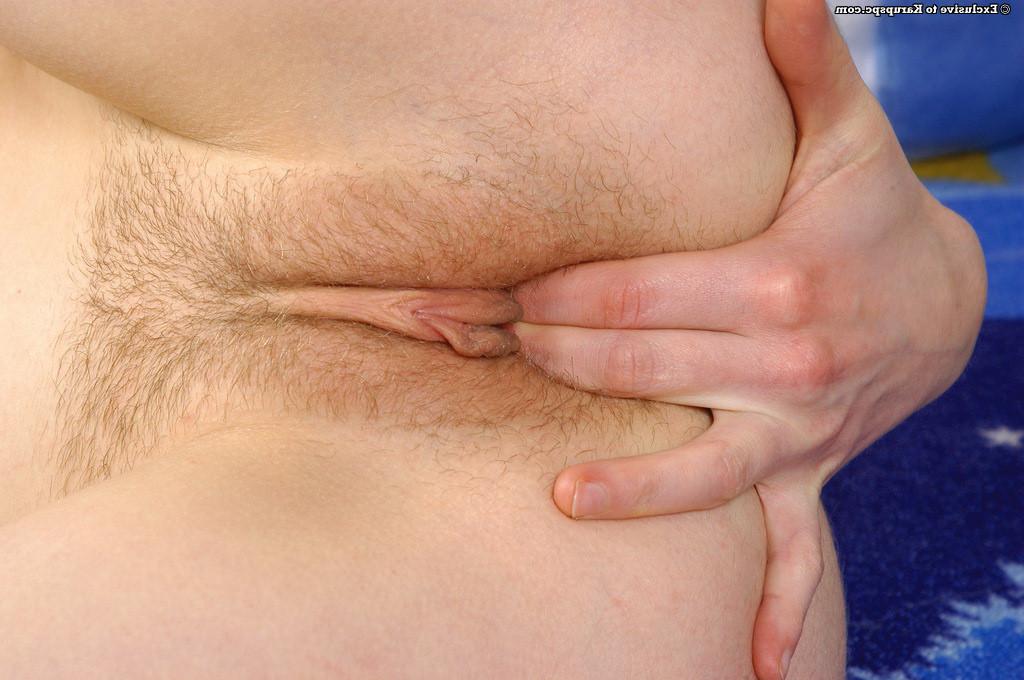 20P A adolescente caucasiana gostosa Katerina mostra sua bunda grande e se dedilha
