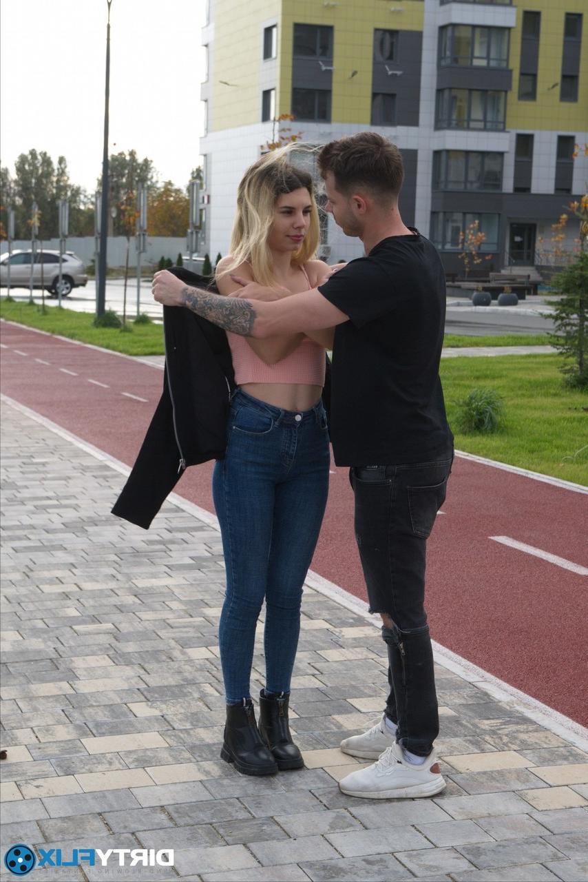 20P La petite jeune Margo révèle son corps et suce une bite avant de se faire pilonner.