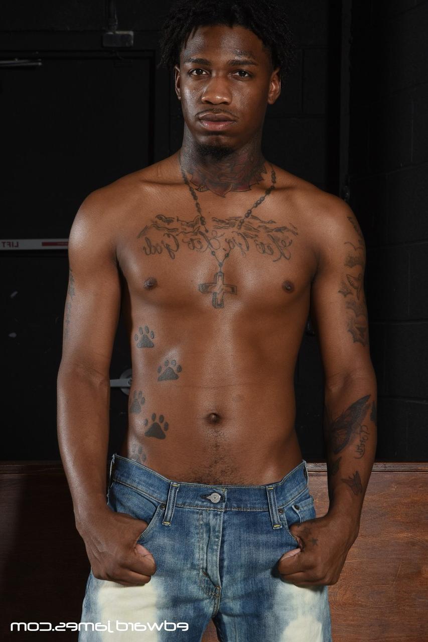 20P Os gays negros Dreezy Long e Kaotic Black lambem e fodem o ânus um do outro