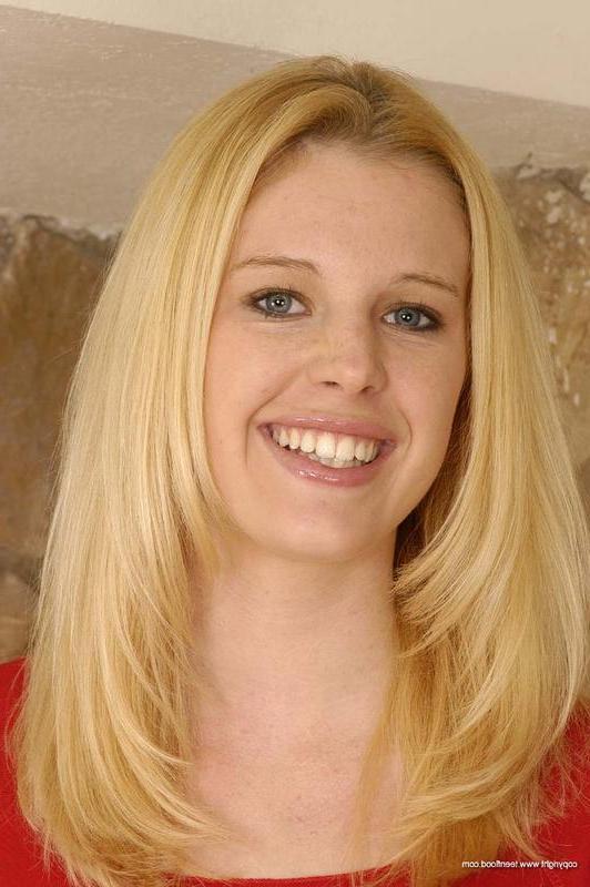 20P La jeune blonde Justina écarte la chatte après s'être déshabillée.