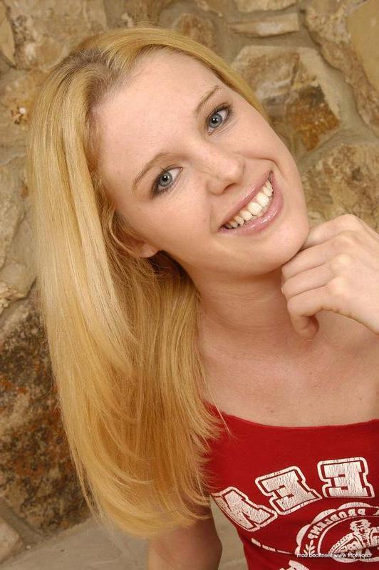20P La jeune blonde Justina écarte la chatte après s'être déshabillée.