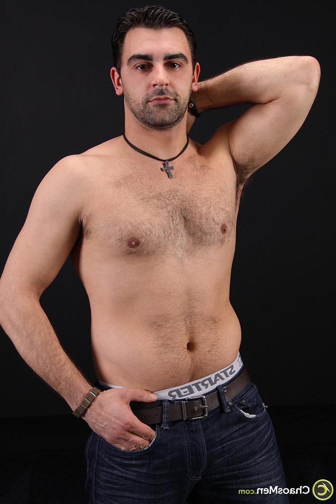 20P Fabian gay se déshabille et pose nu avec sa bite raide à la main