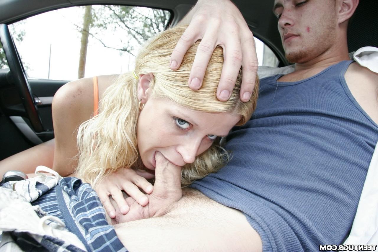 20P A adolescente loira Amanda fazendo um boquete perfeito no namorado no carro