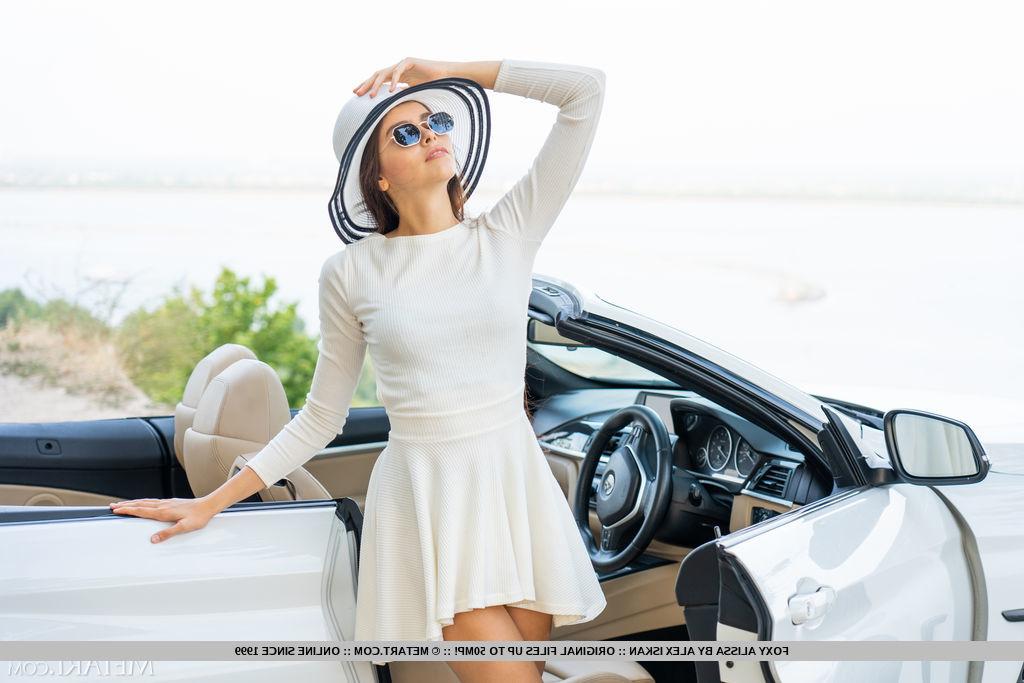 18P 若い美女フォクシー・アリッサがオープンカーの上で全裸になる