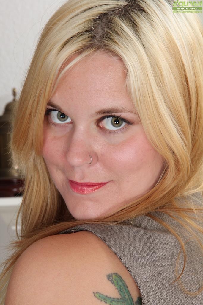 16P Lindsay Jackson, une grosse MILF avec de gros seins flasques et une chatte rasée.