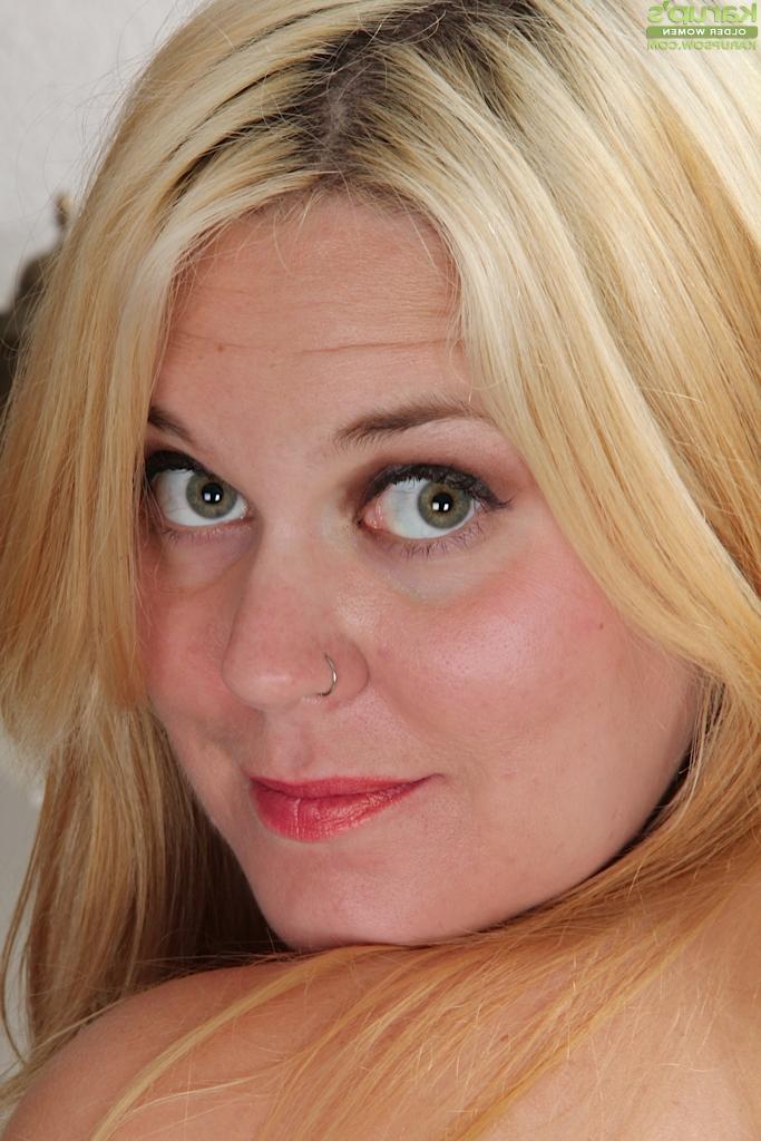 16P Lindsay Jackson, une grosse MILF avec de gros seins flasques et une chatte rasée.