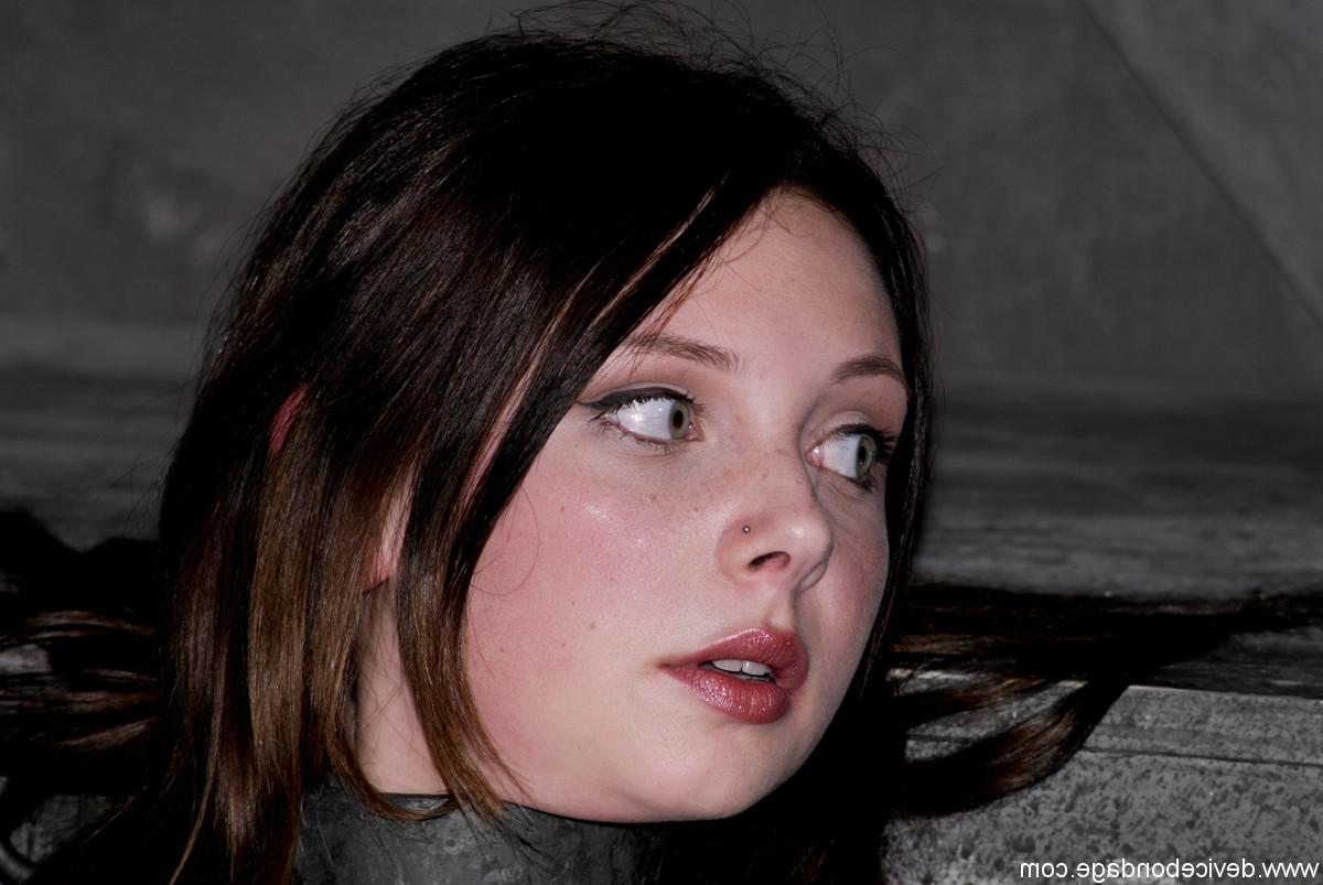 20P Sara Scott, une soumise brésilienne à peine majeure, pose attachée dans un donjon.