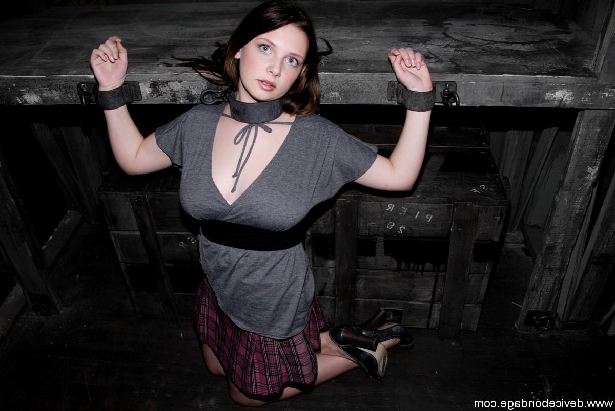 20P Sara Scott, une soumise brésilienne à peine majeure, pose attachée dans un donjon.