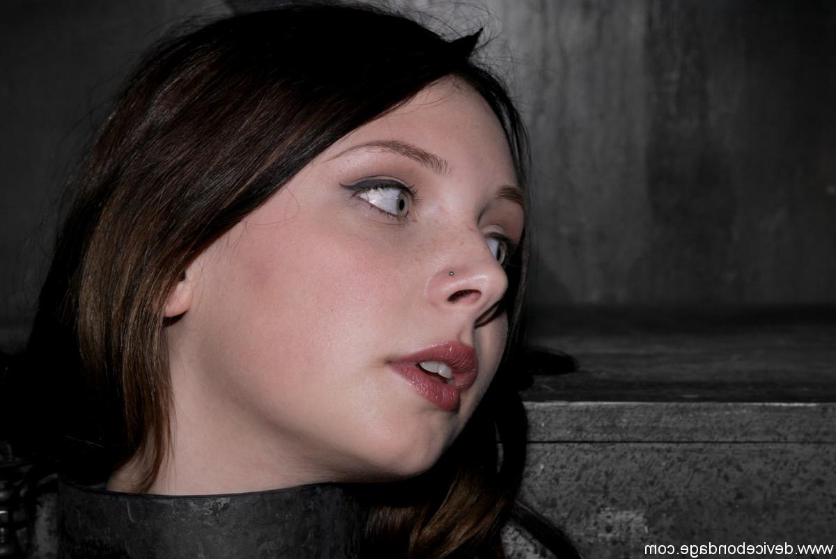 20P Sara Scott, une soumise brésilienne à peine majeure, pose attachée dans un donjon.