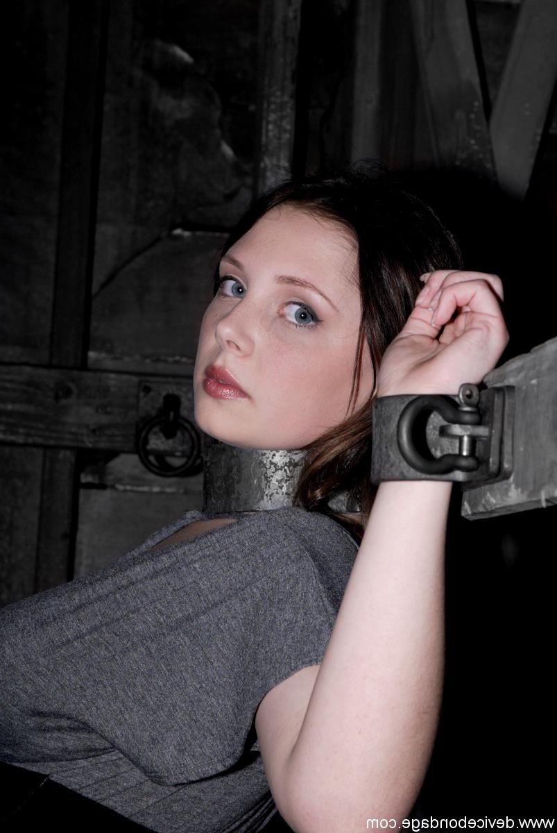 20P Sara Scott, une soumise brésilienne à peine majeure, pose attachée dans un donjon.