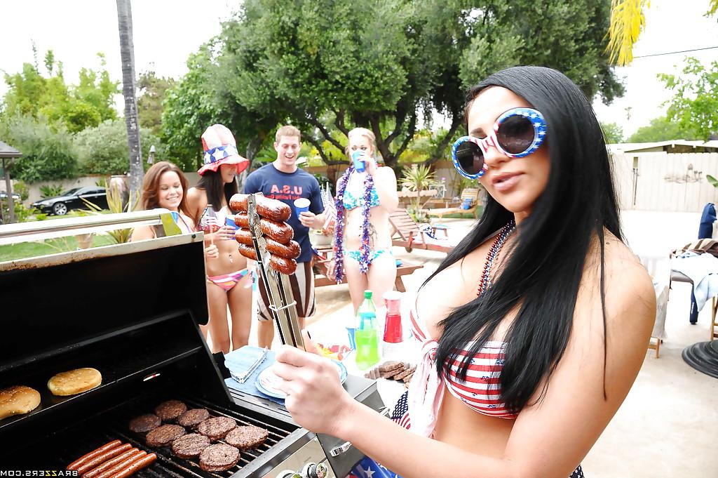 16P A pornstar Audrey Bitoni tira o biquíni para ser fodida na piscina
