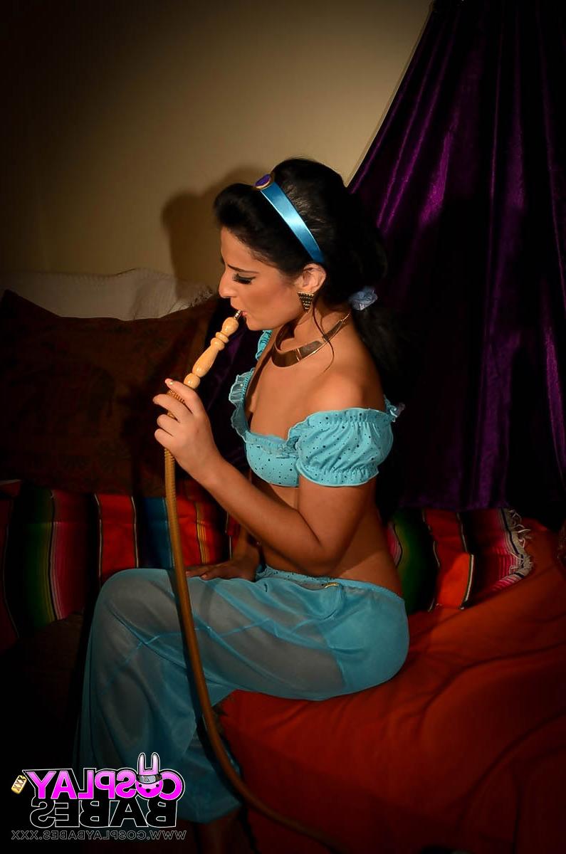 17P A gostosa cosplayer Nicola Kiss mostra seus peitos perfeitos enquanto se masturba