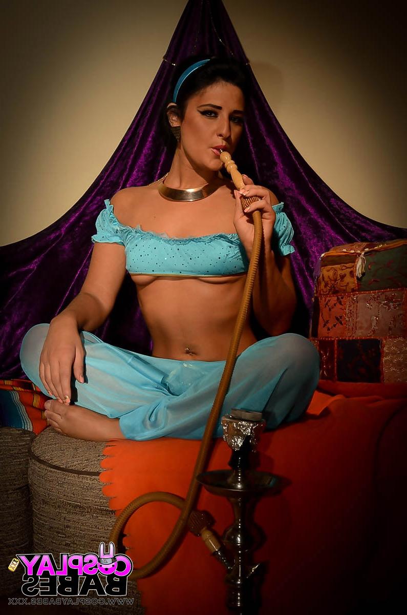 17P A gostosa cosplayer Nicola Kiss mostra seus peitos perfeitos enquanto se masturba