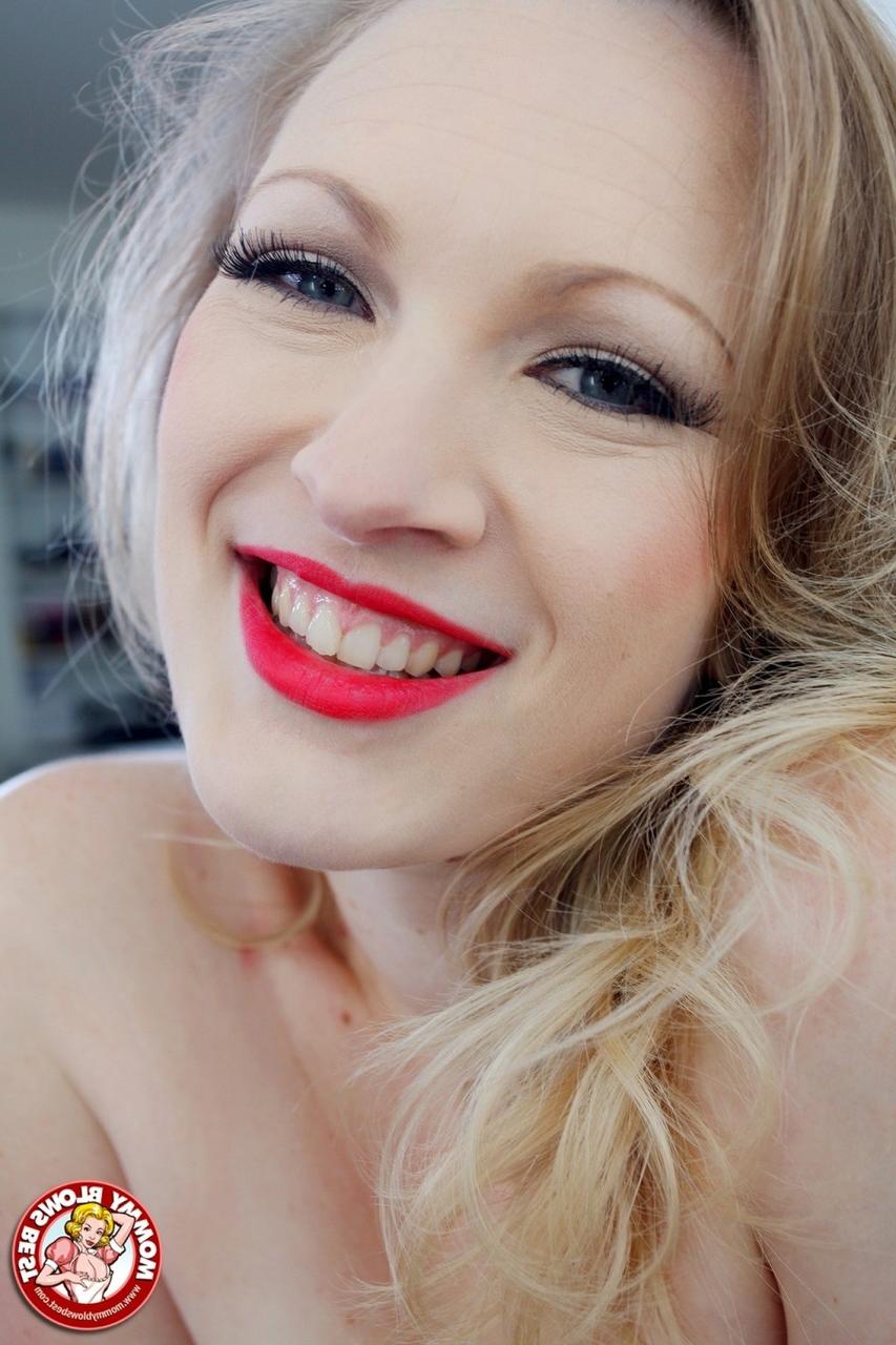 20P Mamãe em um vestido vermelho Vicky Vixen mostra seus peitos grandes e prova porra depois de um BJ