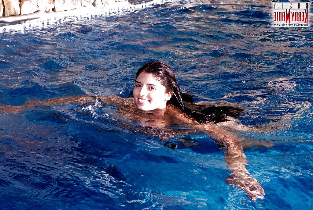 16P La latina pulpeuse Kerry Marie et ses gros juggs de star du porno se mouillent dans la piscine.