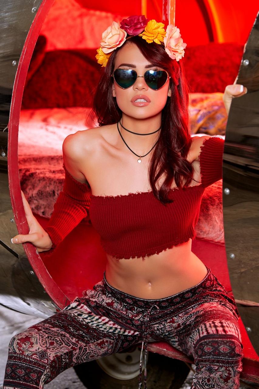 20P La jolie petite Sabina Rouge montre ses petits seins et sa chatte rasée.