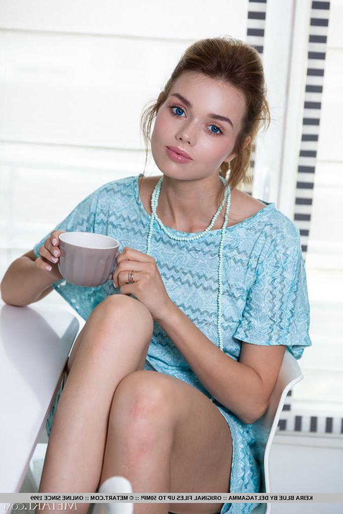 18P La dulce joven keira blue se desnuda totalmente mientras desayuna