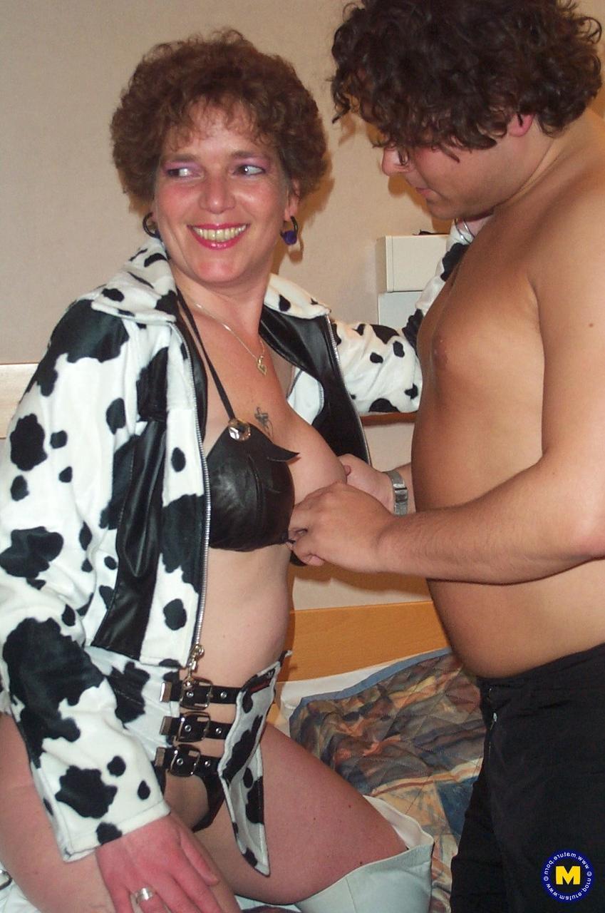 20P La grand-mère brune Saskia révèle ses gros seins, fait une pipe et se fait bien défoncer.