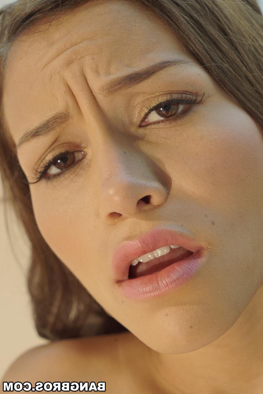 20P A adolescente sexy Karter Foxx brinca com seu corpo incrível antes de foder no POV