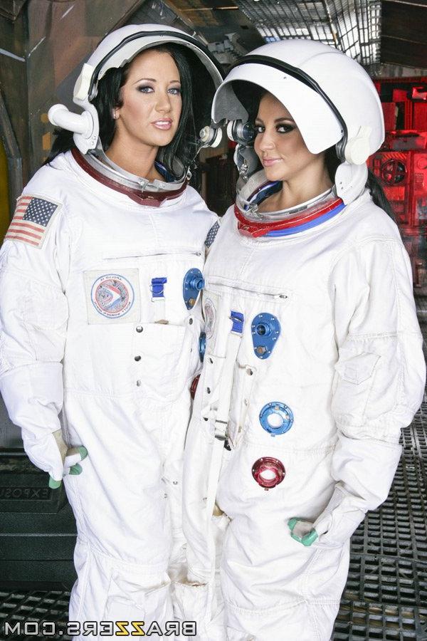17P NASA オペレーターのジェイデン・ジェイムズとオードリー・ビトーニの 2 人がストリップして大きな偽のおっぱいを見せます