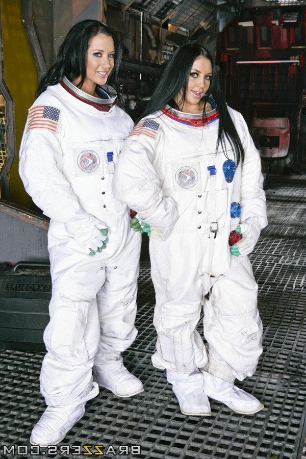17P NASA オペレーターのジェイデン・ジェイムズとオードリー・ビトーニの 2 人がストリップして大きな偽のおっぱいを見せます