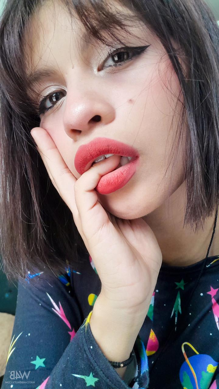 20P A adolescente latina sexy Lilith Baph revela seus peitos perfurados e um regalo quente e suculento