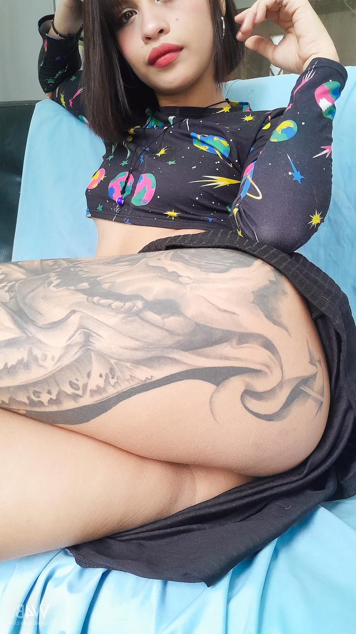 20P A adolescente latina sexy Lilith Baph revela seus peitos perfurados e um regalo quente e suculento