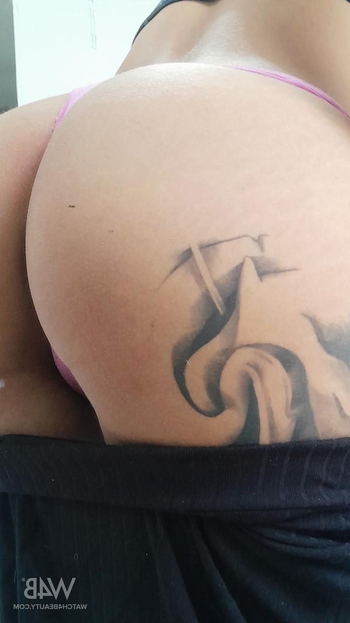 20P A adolescente latina sexy Lilith Baph revela seus peitos perfurados e um regalo quente e suculento