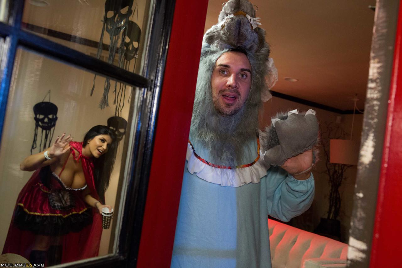 20P Romi Rain et son mari baisent la vampire aux gros seins Angela White le soir d'Halloween.