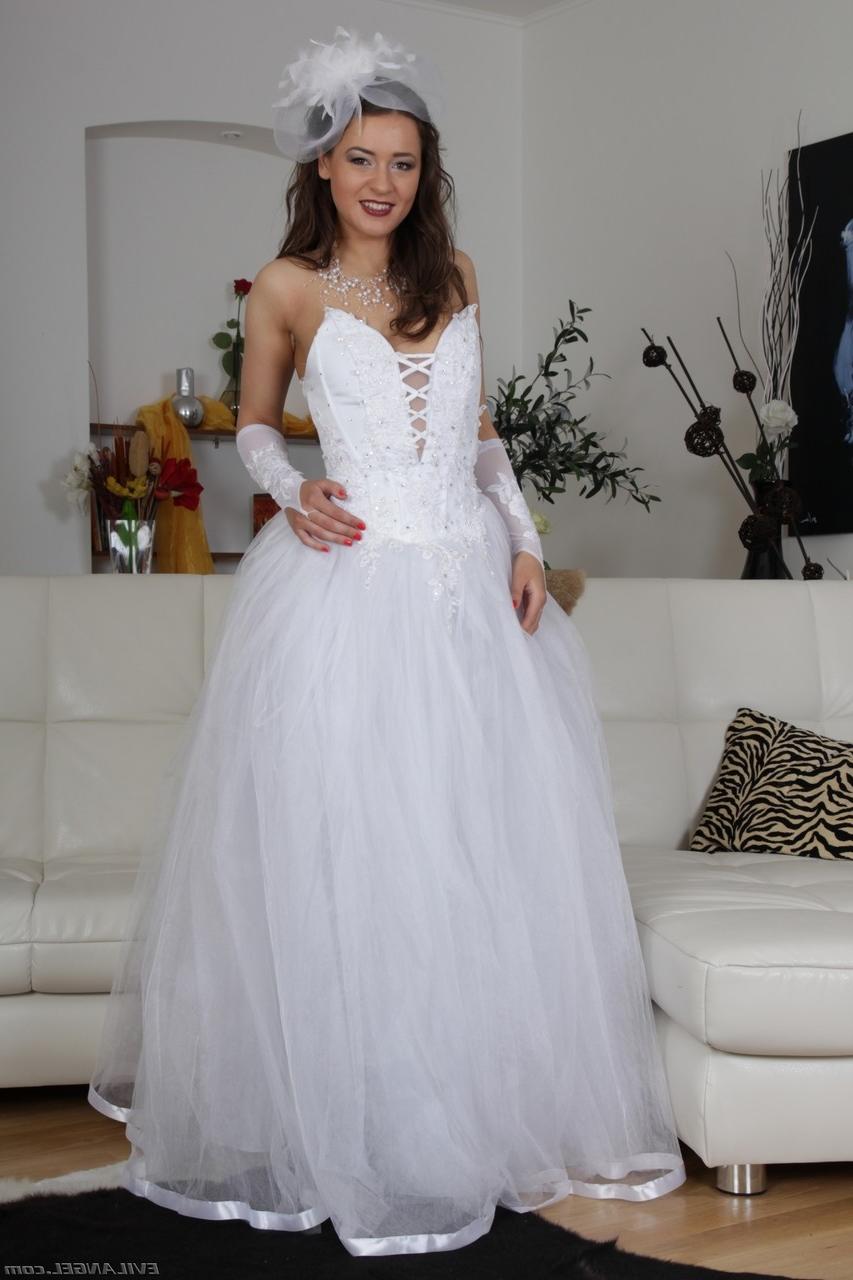 17P La mariée brune Savannah Secret soulève sa robe de mariée et montre sa chatte poilue.