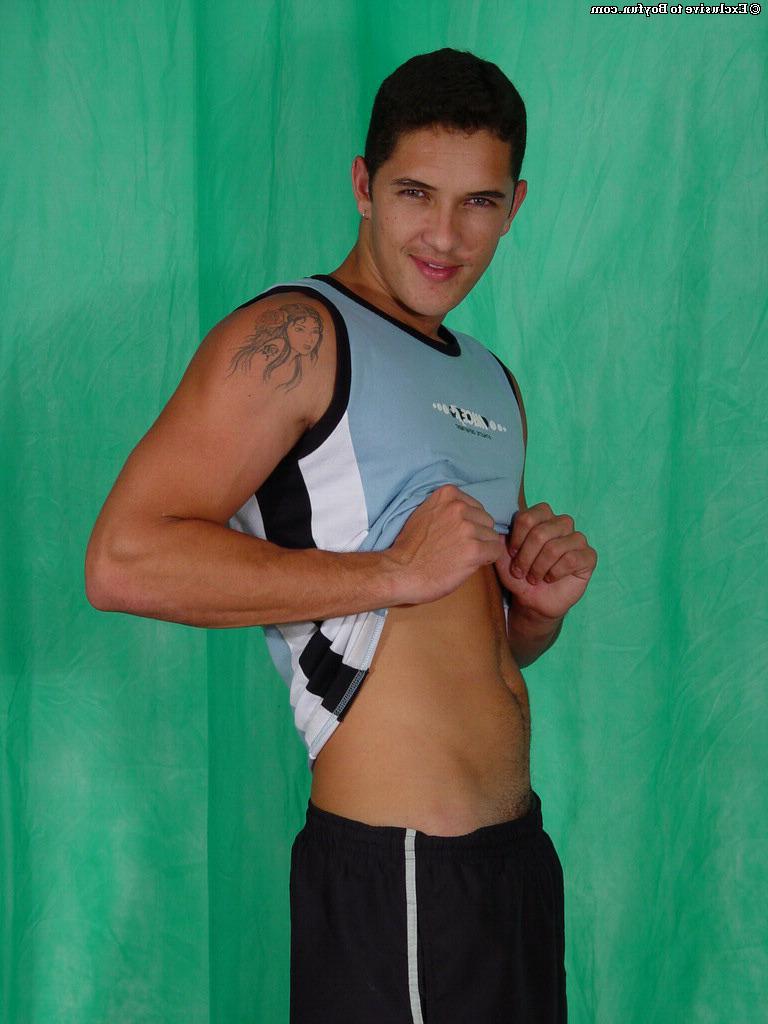 20P El galán gay Fausto muestra su polla chupable y abre su apretado ano de cerca