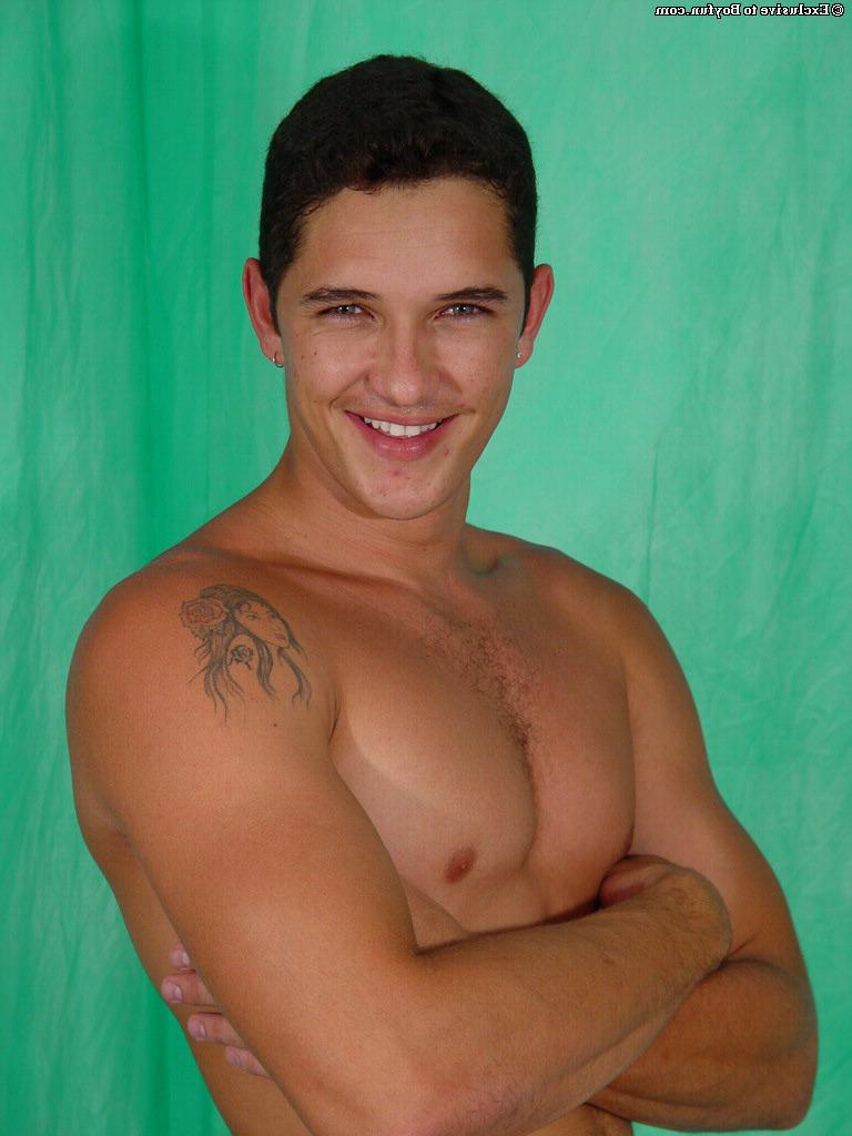 20P El galán gay Fausto muestra su polla chupable y abre su apretado ano de cerca