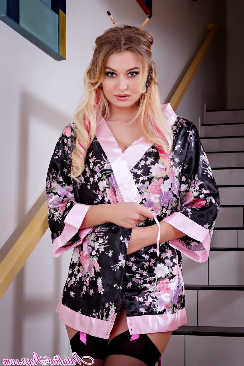 20P L'étourdissante polonaise Natalia Starr exhibe ses gros seins et son castor dans les escaliers.