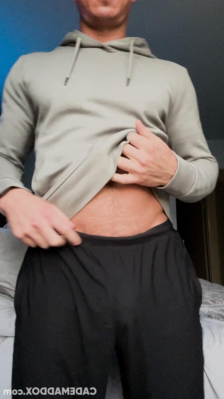 12P Fisiculturista gay gostoso exibe seu corpo gostoso e sacode sua tesão enorme