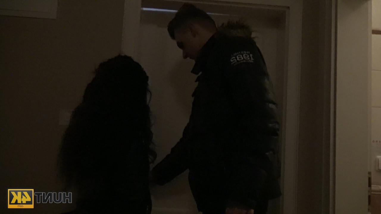 20P GF europeia sendo paga por sexo com outro homem enquanto seu namorado assiste