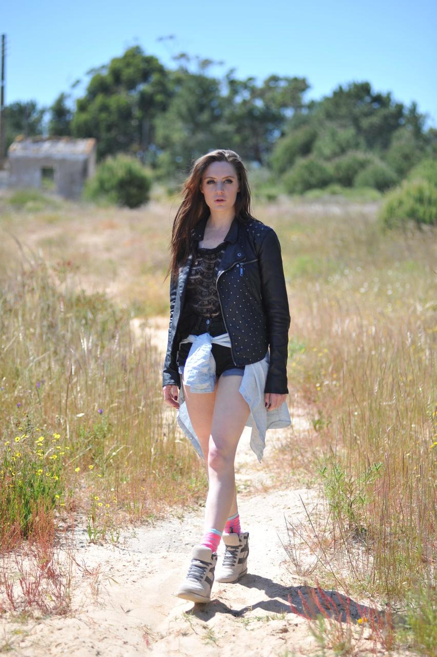 20P Samantha Bentley enters abandoned house bares her tits and masturbates