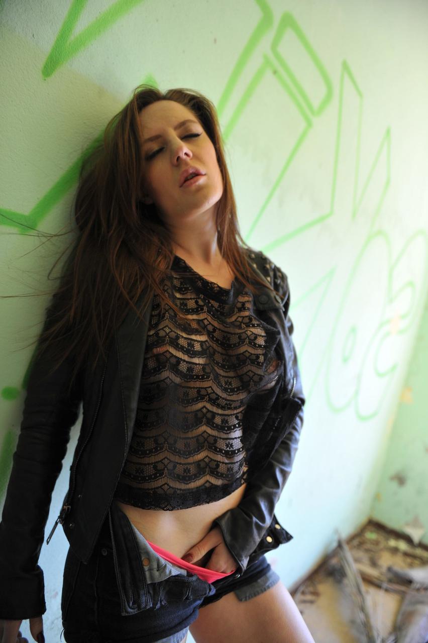 20P Samantha Bentley enters abandoned house bares her tits and masturbates