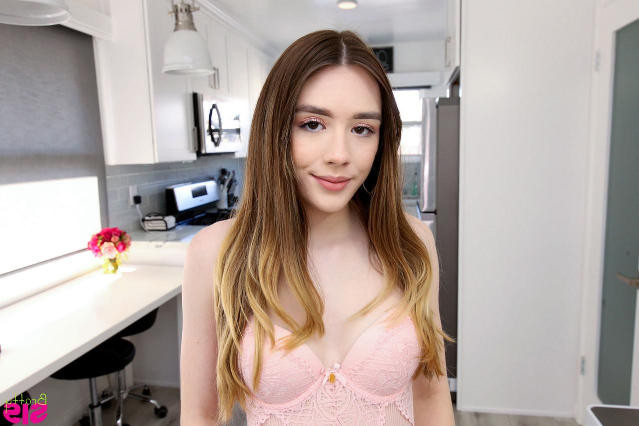 20P A pequena adolescente Michelle Anthony transa com uma BBC e drena a porra dela