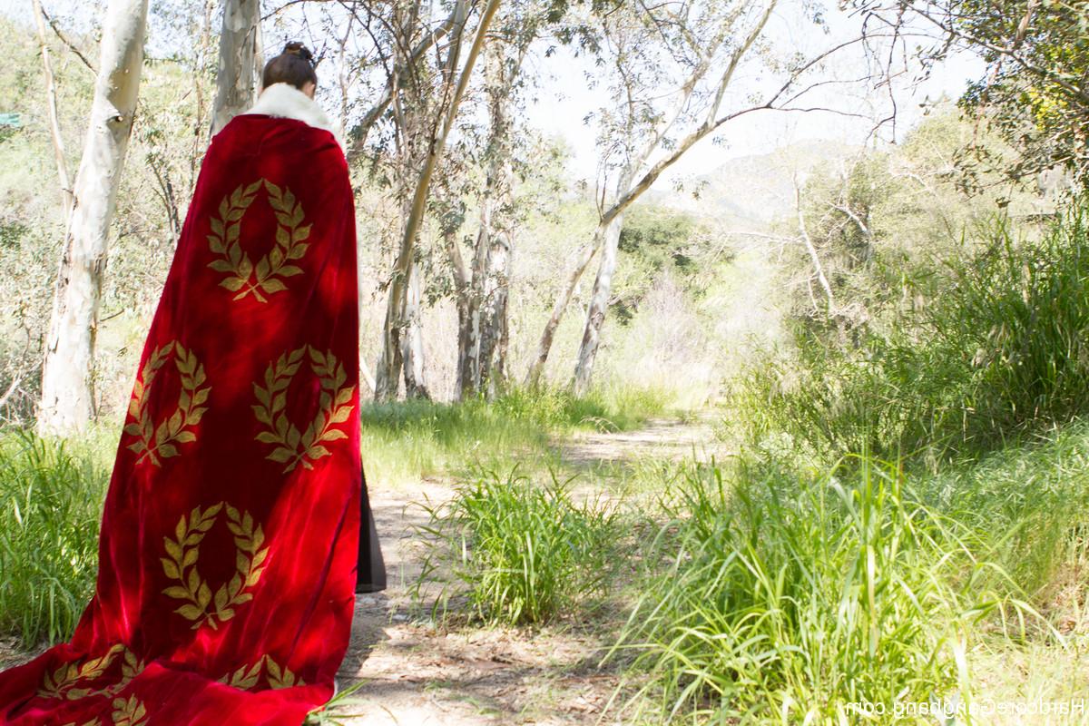 20P La reina oscura Chanel Preston mostrando sus tetas y su culo firme en el bosque