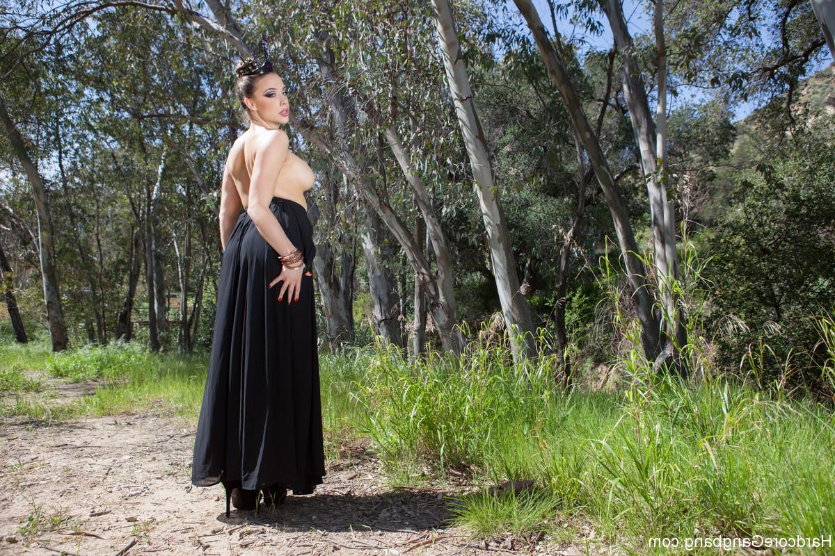 20P La reina oscura Chanel Preston mostrando sus tetas y su culo firme en el bosque