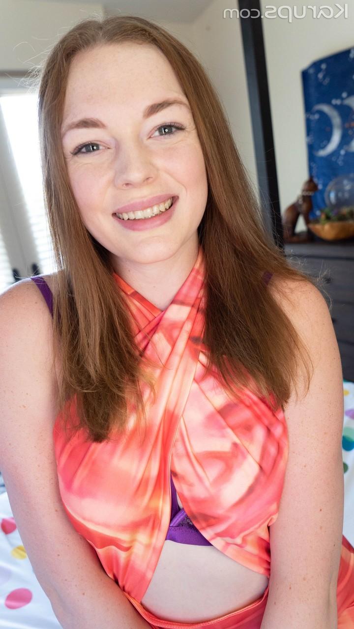 20P Die süße junge Amateurin Samantha Reigns enthüllt ihren fabelhaften Körper und posiert in einem Solo